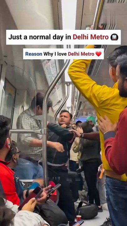 Fight in Delhi Metro || Delhi metro fight scene #delhimetro #metro #fight #delhimetrovlog #metroviral #viralshort #short #reel