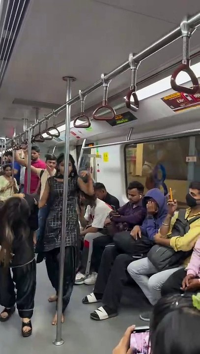 Girl Dance In Delhi Metro || Viral Girl Delhi Metro #metro #danceinmetro #viralgirl #cutegirl #viralmetro #shorts #viralshorts #delhimetro #metrovlog #dailyvlog