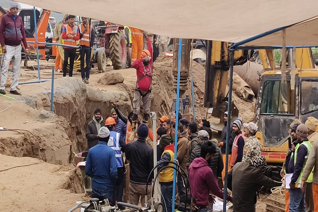 Kotputli Borewell Rescue Update:  सुरंग में उतरे रैट माइनर्स, जल्द बाहर आ सकती है चेतना, देखें रेस्क्यू टीम का हैरतअंगेज वीडियो