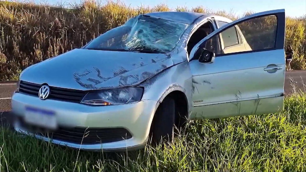 Casal escapa ileso após Gol capotar na BR-163 em Cascavel