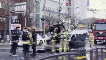 부산 양정동 도로 승용차 화재...차량 일부 불타 / YTN