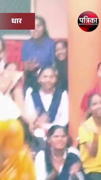 VIDEO: फिल्मी गानों पर नाचता नजर आया स्कूल स्टाफ