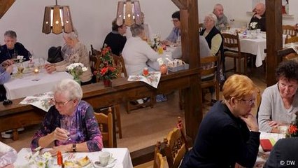Germany: Single seniors seek connection amid winter chill