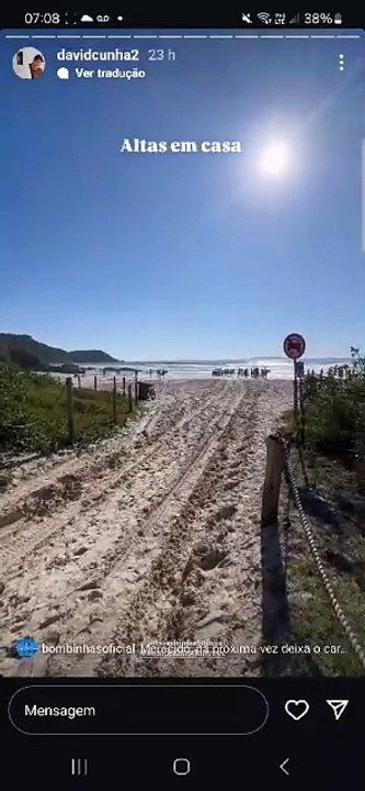 Carro vai parar dentro do mar em praia de Bombinhas