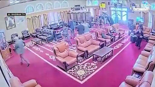 شاهد: لحظات هروب مدير منظمة الصحة العالمية من مطار صنعاء أثناء القصف الإسرائيلي