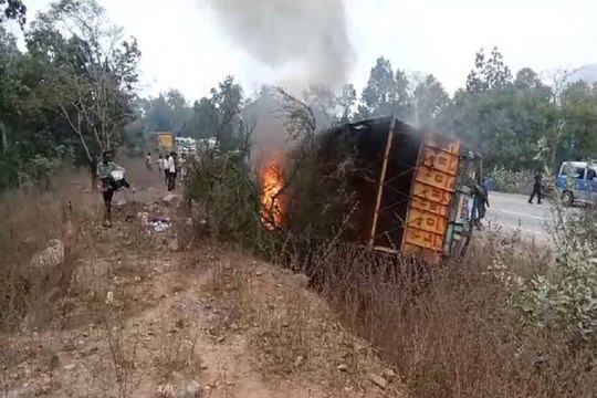Breaking News: ट्रक की टक्कर से कार में लगी आग, जिंदा जल गए शहर के 4 युवक, ट्रक भी जला