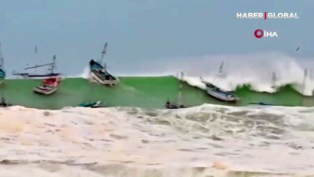 Dev dalgalar onlarca tekneyi bir anda batırdı! Şok görüntüler Peru'dan!