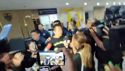 ตำรวจหิวตัว "เบิร์ด วันว่างว่าง" ไปคุมขังที่ สน.ทุ่งสองห้อง (มีคลิป)