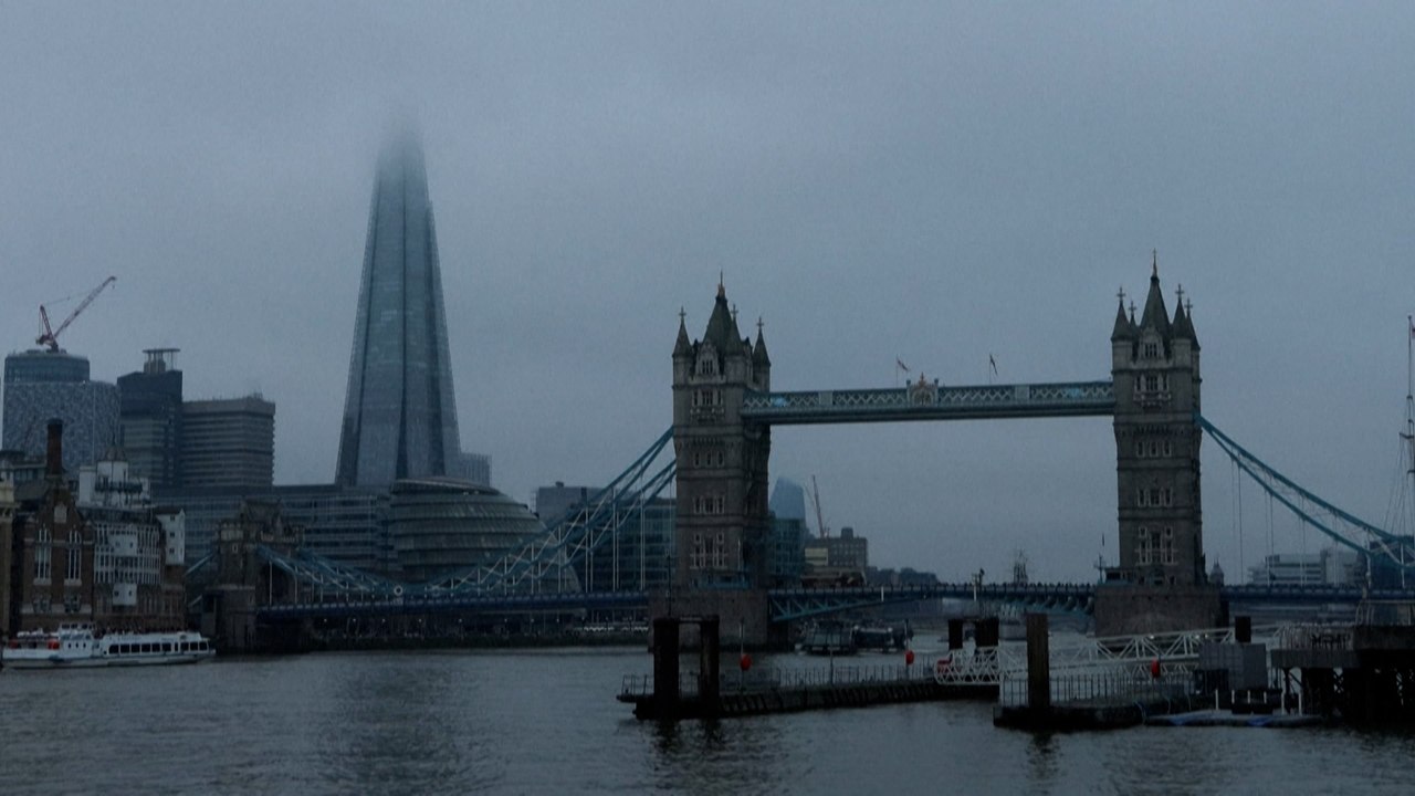 Le centre de Londres enveloppé de brouillard : le trafic aérien perturbé