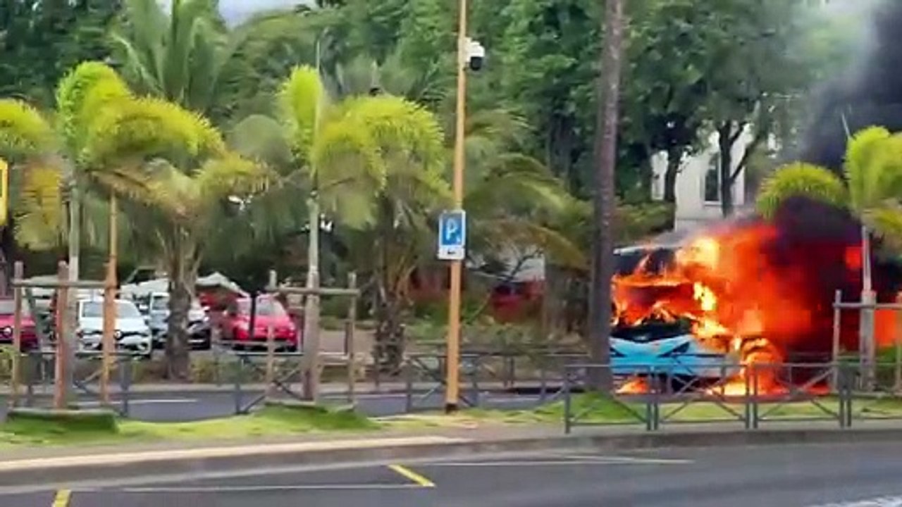 Saint-Denis : un bus prend feu au Barachois