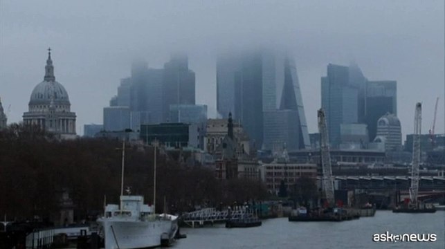 Londra avvolta nella nebbia, disagi per gli spostamenti per Capodanno
