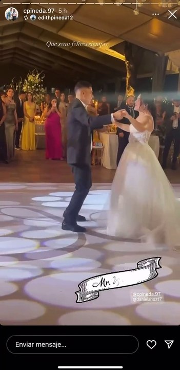 Beso y baile en boda de Carlos Pineda