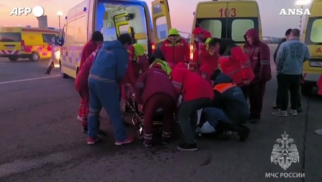 Kazakistan, aereo precipitato: i soccorritori trasferiscono feriti a Mosca