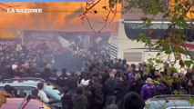 Juve-Fiorentina, la carica dei tifosi viola alla squadra