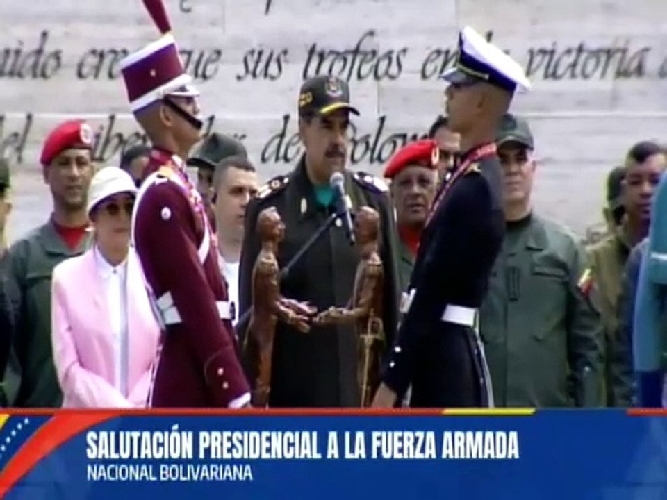 Jefe de Estado recibe presente institucional de la Fuerza Armada Nacional Bolivariana