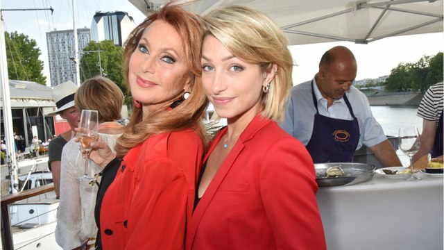 GALA VIDEO - Julie Pietri en virée à Londres avec sa fille Manon : un duo au style bien affirmé, on adore !