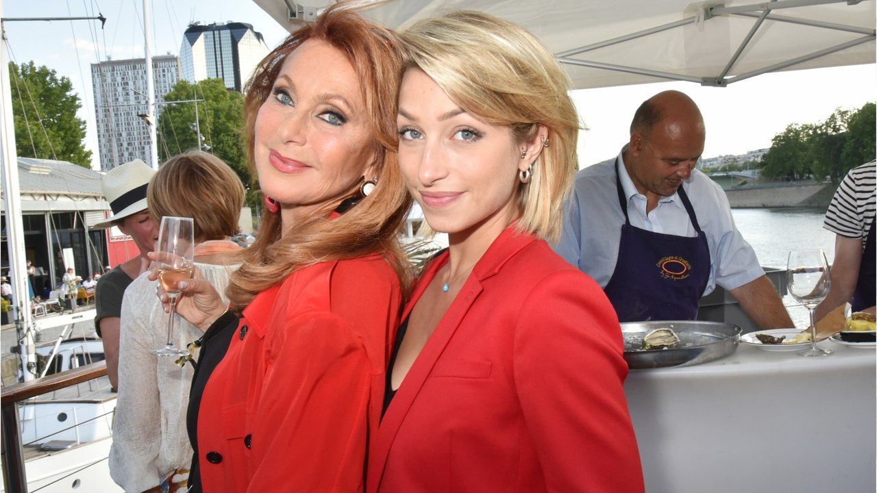 GALA VIDEO - Julie Pietri en virée à Londres avec sa fille Manon : un duo au style bien affirmé, on adore !