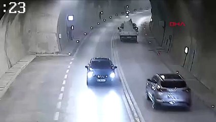Kamyonetten çatı sacı düştü, karşı şeritteki motosiklet devrildi