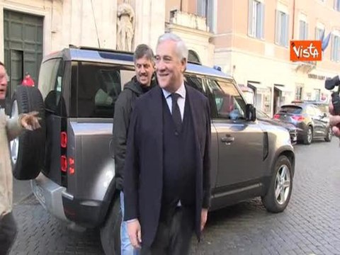 Siparietto tra Tajani e un passante: Sinistra rovina l'Italia , Ma ora ci siamo noi, ripariamo