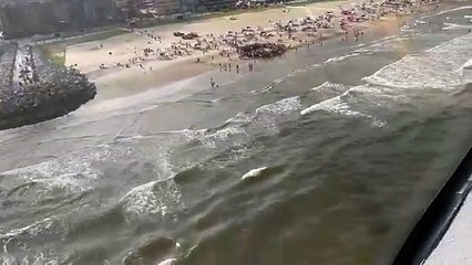 Helicóptero da PM ajuda em resgate de afogados em Guaratuba