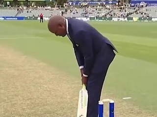 Brett Lee vs. Brian Lara, yeah we'd watch that 🍿  #foxcricket (1)