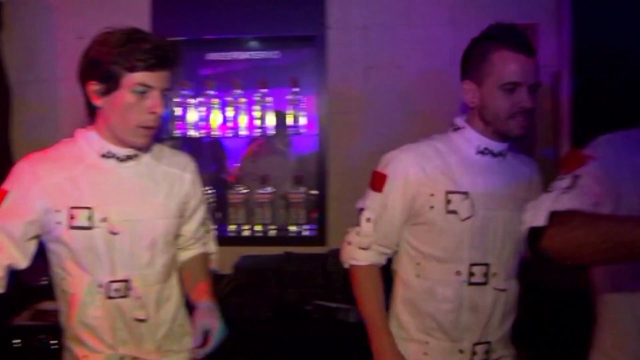 Dabiz Muñoz vuelve a protagonizar el tradicional posado con el vestido de las Campanadas de su mujer Cristina Pedroche