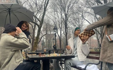 Wembanyama défie ses fans aux échecs sous la pluie dans un parc à New York