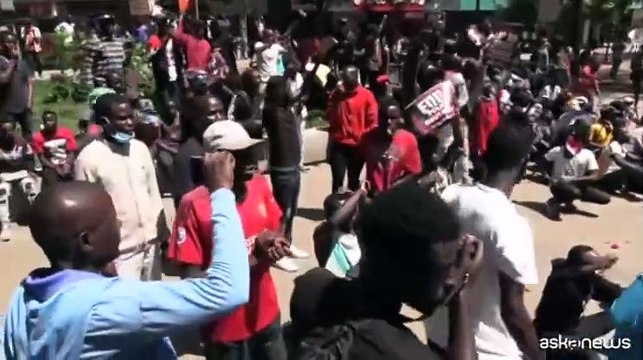 Kenya, protesta contro aumento rapimenti, polizia spara lacrimogeni