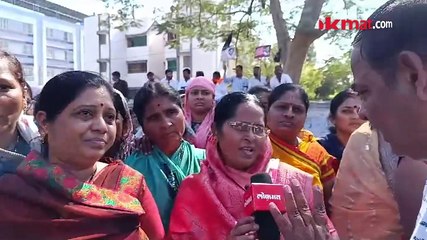 बीडमध्ये मोर्चा, मुख्यमंत्र्यांचा फोन धनंजय मुंडे यांना पहिला धक्का