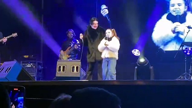 Messina, la voce inconfondibile di Arisa coinvolge il pubblico di piazza Duomo