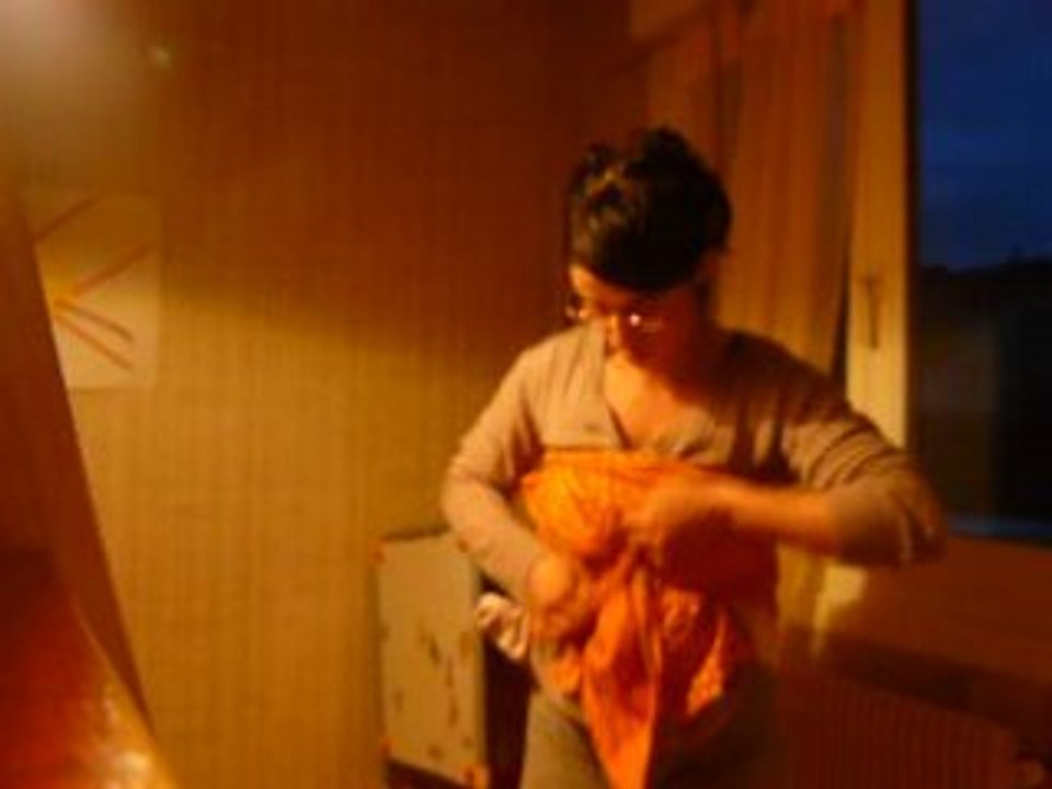 portage à l'africaine avec un bout d'echarpe en wax