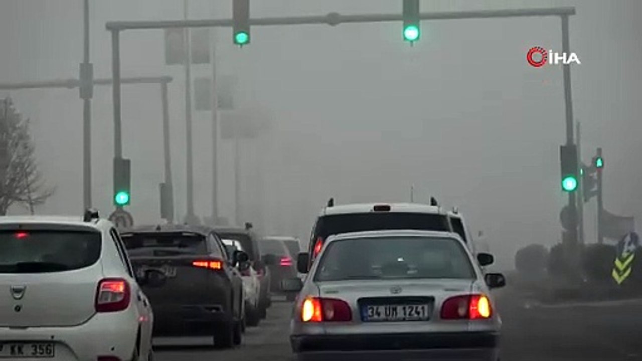 Diyarbakır'da sabah saatlerinden itibaren etkili olmaya başlayan sis, hava ve kara ulaşımını etkiledi.