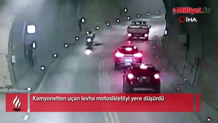 Kamyonetten uçan levha motosikletliyi yere serdi