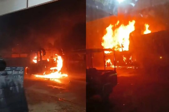 'जाको राखे साइयां...', राजस्थान में चलती बस में उठी आग की लपटें, यात्री सुरक्षित, देखें बर्निंग बस का वीडियो