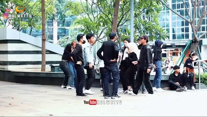 Joget tiktok viral bareng cewe_ ditempat umum auto ngakak🤣
