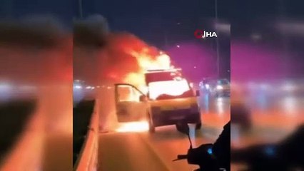 Seyir halindeki otomobil alev alev yandı