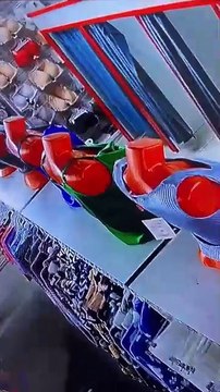 Ce papy s'amuse à se déguisé dans un magasin d'habits pour femme