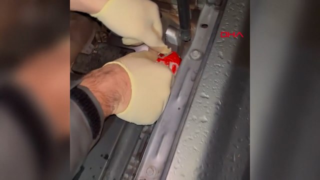 Avcılar'da durdurulan otomobilin motor bölümüne gizlenmiş uyuşturucu ele geçirildi