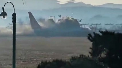 Momento en el que el avión de Jeju Air se estrella en Corea del Sur