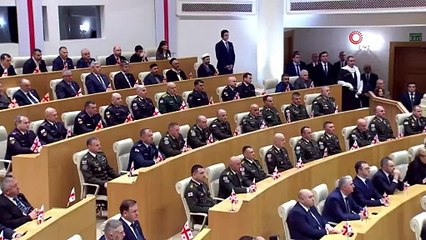 Gürcistan'ın yeni Cumhurbaşkanı Kavelaşvili protestolar eşliğinde göreve başladı!