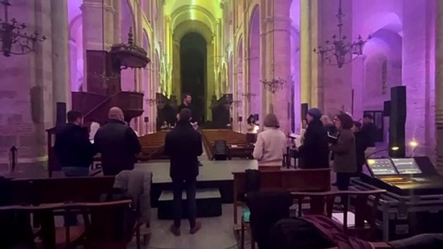 Les choristes de la Schola Cantorum font les derniers ajustements pour le spectacle Toulouse, coeur de Lumière