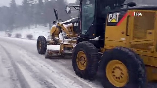 Kar yağışı nedeniyle Kazdağları'nda araç trafiği zaman zaman durma noktasına geliyor