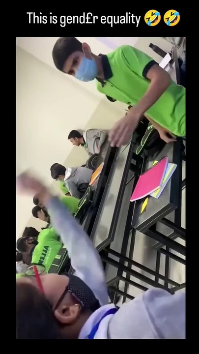 Fight between boy and girl in classroom || bachappan ki yaadein #schoolmemory #classmet #school #classroom