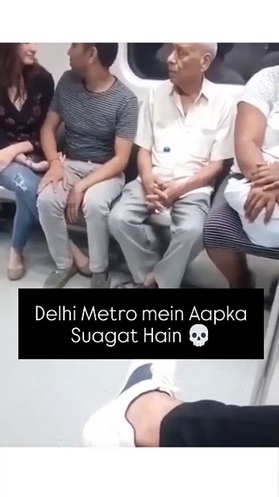 Delhi Metro Me Lya Ho Rha Hai || What's going in Delhi Metro || Delhi Metro Viral #delhimetro #metrotrain #metro #viralmetero #dailyshorts