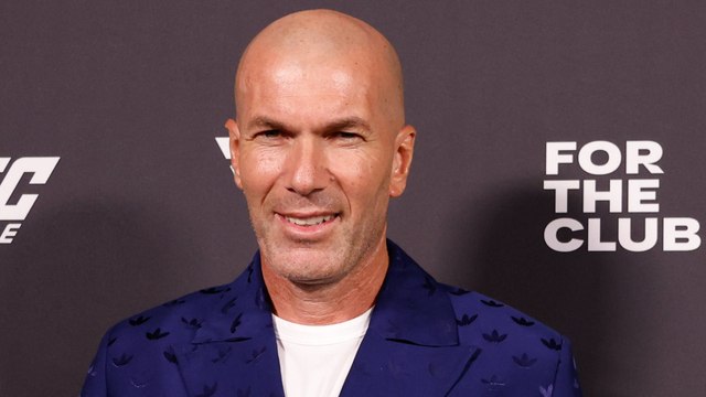 GALA VIDEO - Zinedine Zidane, son père Smaïl entouré de ses trois arrière-petites-filles : quelle belle photo !