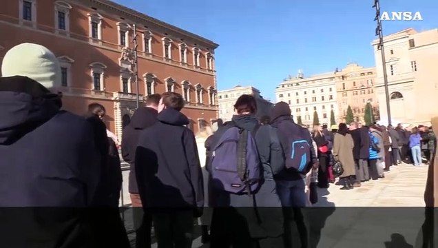 Giubileo, centinaia di fedeli all'apertura della porta santa di San Giovanni in Laterano