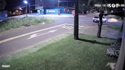 Gol e moto se envolvem em forte colisão no Bairro Santa Cruz em Cascavel