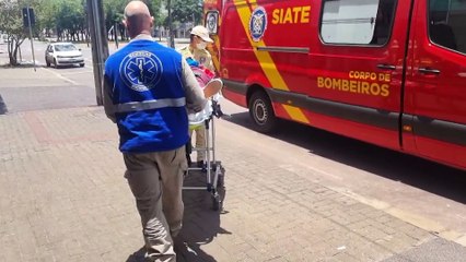 Mulher é socorrida após escorregar em escadaria na Avenida Brasil