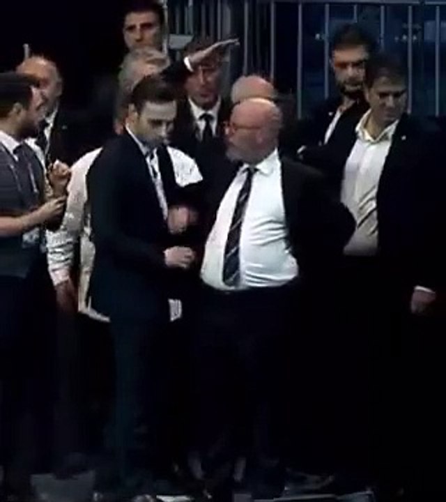 Beşiktaş'ta olaylı kongre! Mete Vardar oğluna tokat attı...