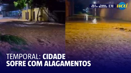 Temporal alaga ruas e causa estragos em Divinópolis